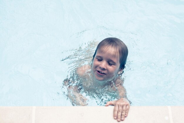 Semplicità innocenza easy lifestyle collection È ora di smettere di preoccuparsi anche in crisi segui l'esempio dei bambini Bambino bagnato nuota in piscina tuffi affonda nell'acqua occhi chiusi Infanzia felice