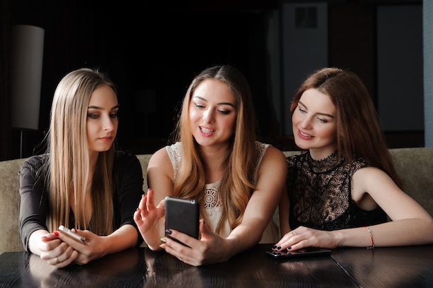 Sempre connessi, dipendenza da Internet, ragazze nel caffè