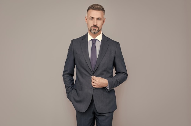 Sempre disponibile maschio formale moda professionale ceo con la barba lunga capo brizzolato uomo d'affari fiducioso