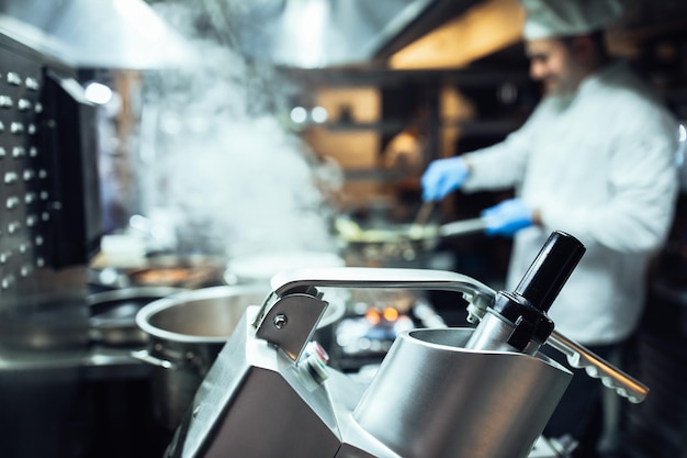 Sempre impegnato nella cucina di un hotel