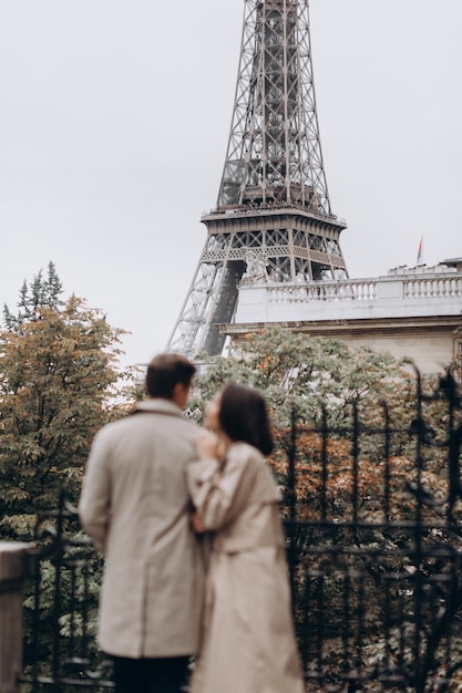 Sempre insieme Vista posteriore di belle giovani coppie che si legano e si guardano a Parigi