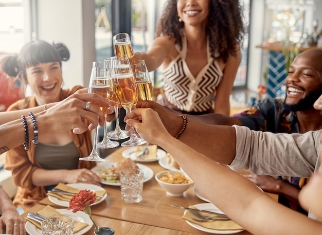 Sempre un buon motivo per festeggiare. Inquadratura di un gruppo di amici che brindano al ristorante.