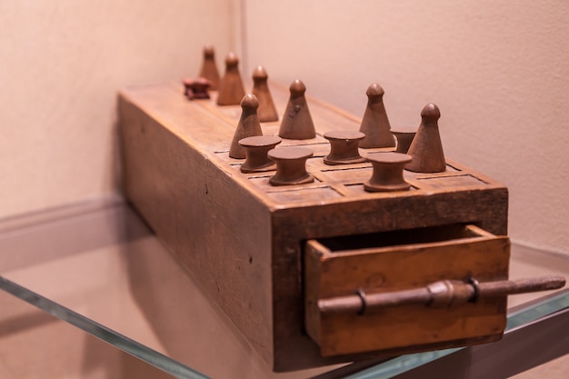 Senet è uno dei più antichi giochi da tavolo conosciuti, 3.500 aC Questo è il padre del gioco degli scacchi.