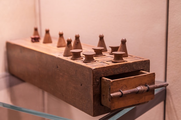 Senet è uno dei più antichi giochi da tavolo conosciuti, 3.500 aC Questo è il padre del gioco degli scacchi.