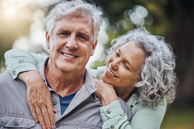 Senior abbraccio coppia e matrimonio amore in natura con un sorriso felice di persone Felicità di una donna anziana e ritratto di un uomo insieme godendosi il romanticismo della pensione e il tempo di qualità sorridente all'aperto