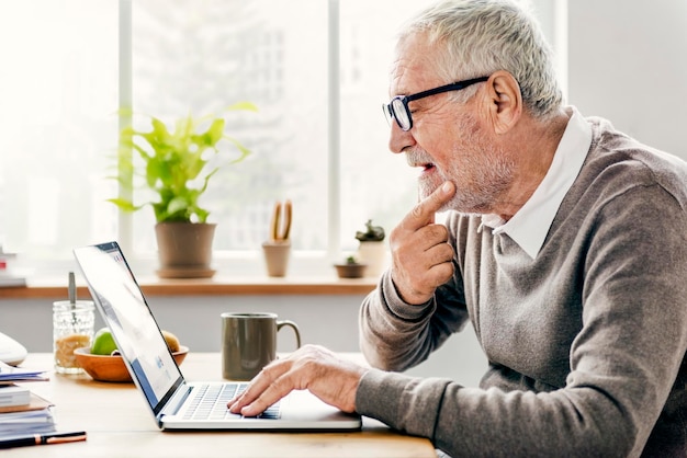 Senior Adult utilizzando il concetto di pensiero portatile