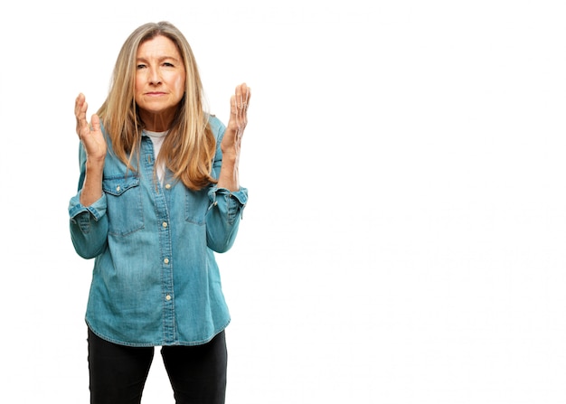 senior bella donna alla ricerca stressata e frustrata, tenendo entrambe le mani aperte di fronte, esprimendo