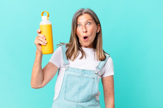 Senior bella donna con un caffè thermos