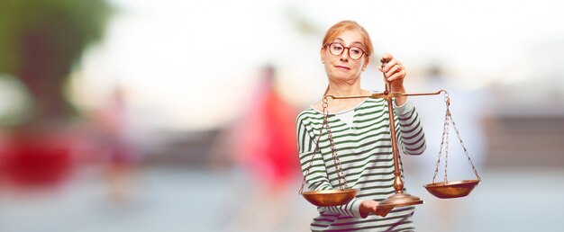 Senior bella donna con un equilibrio di giustizia o scala