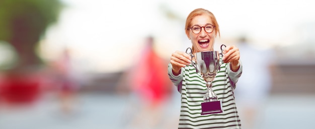 Senior bella donna con un trofeo