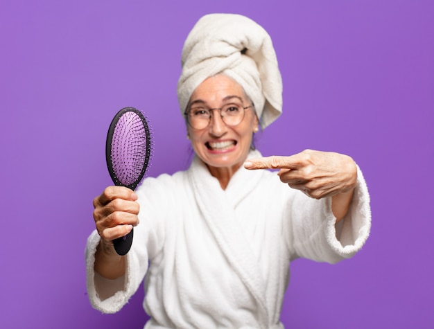 Senior bella donna con una spazzola per capelli