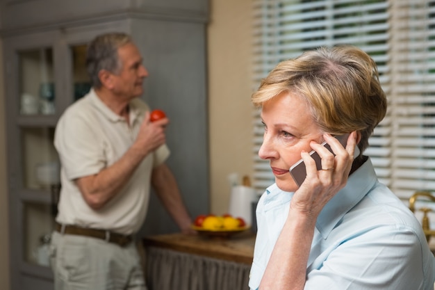 Senior donna al telefono