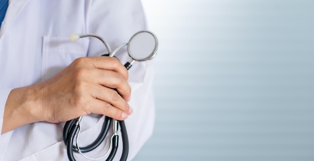 senior donna asiatica medico con gli occhiali e uniforme con stetoscopio in mano Sanità e concetto medico