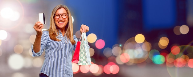 Senior donna bella paga, l&#39;acquisto o il concetto di denaro