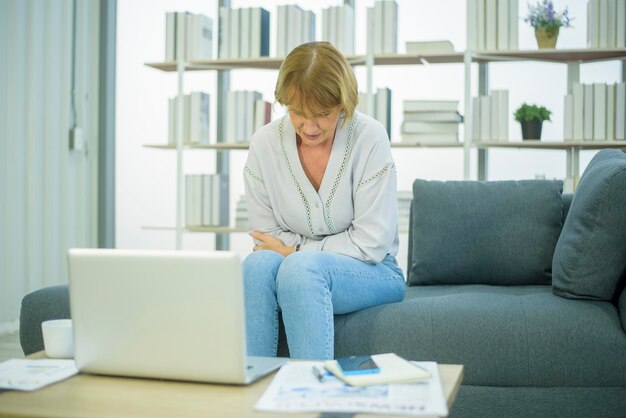 Senior donna caucasica che ha mal di stomaco