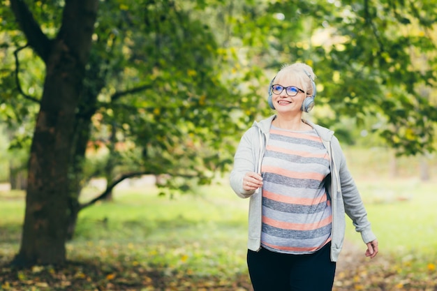 Senior donna che cammina nel parco