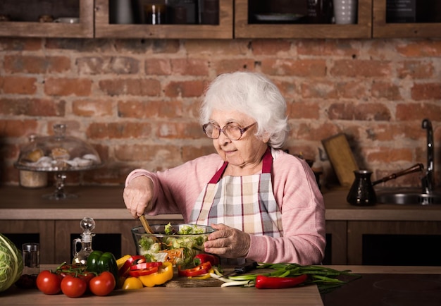 Senior donna che cucina