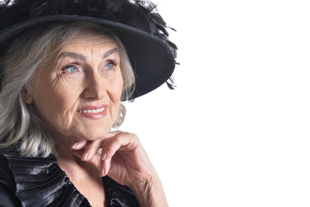 Senior donna che indossa il cappello nero