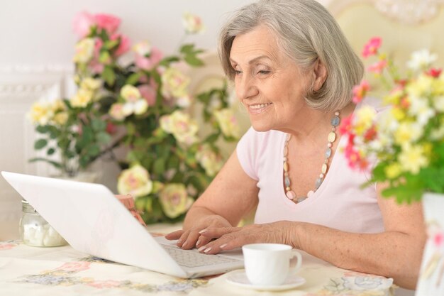 Senior donna che lavora con il computer portatile