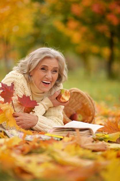 Senior donna che riposa nel parco