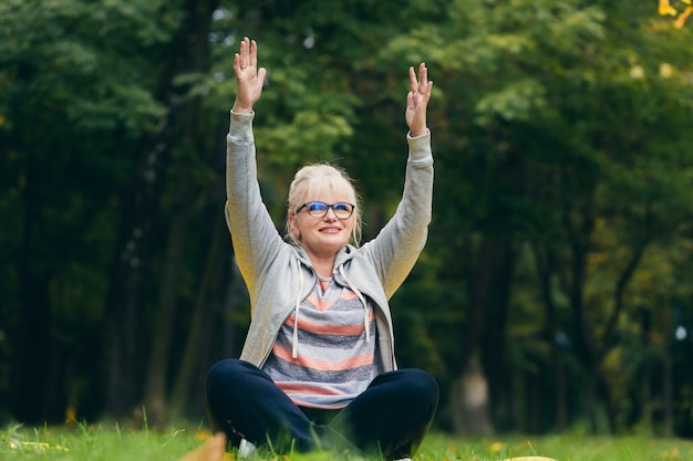 Senior donna che si esercita nel parco