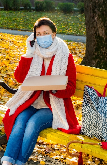 Senior donna con maschera medica protettiva