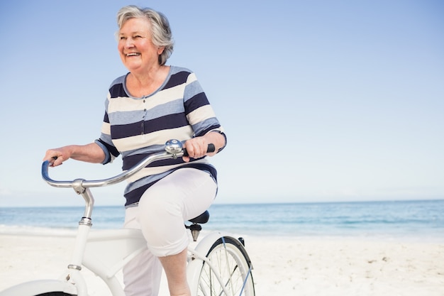 Senior donna in bicicletta