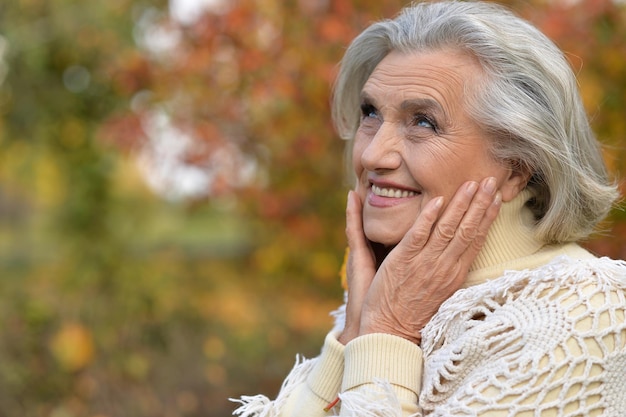 Senior donna in posa nel parco