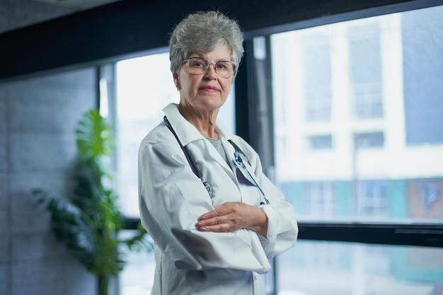 Senior donna medico sorridente in ospedale