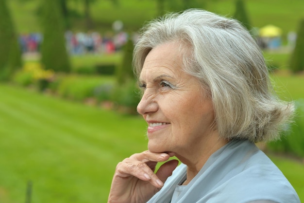 Senior donna nel parco estivo