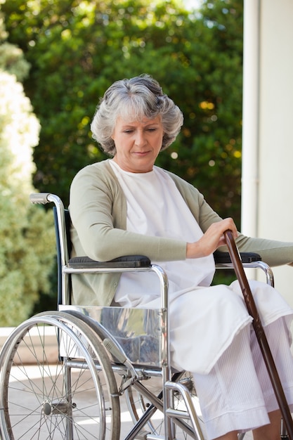 Senior donna nella sua sedia a rotelle