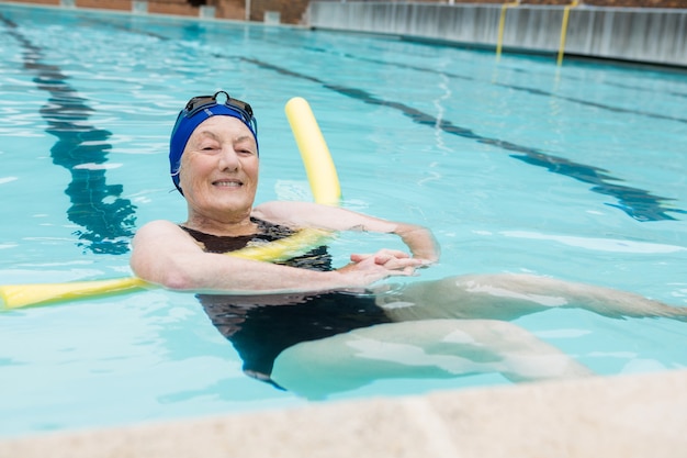 Senior donna nuoto in piscina presso il centro ricreativo