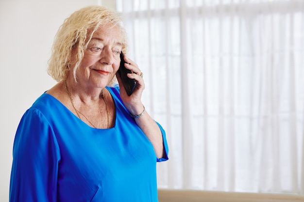 Senior donna parla al telefono