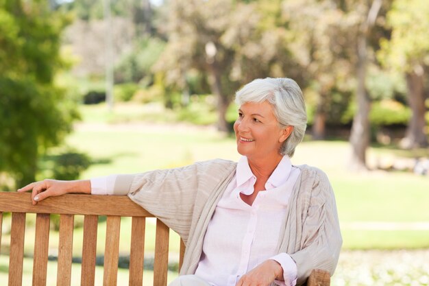 Senior donna su una panchina