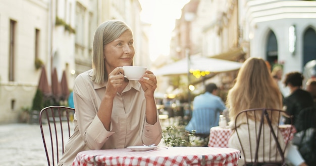 Senior femminile in piedi sulla terrazza