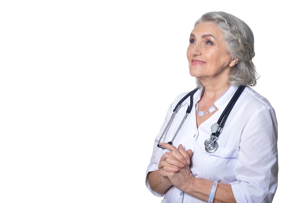 Senior medico femminile in posa su sfondo bianco