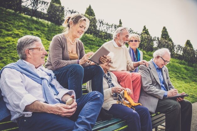 Senior persone che camminano all'aperto