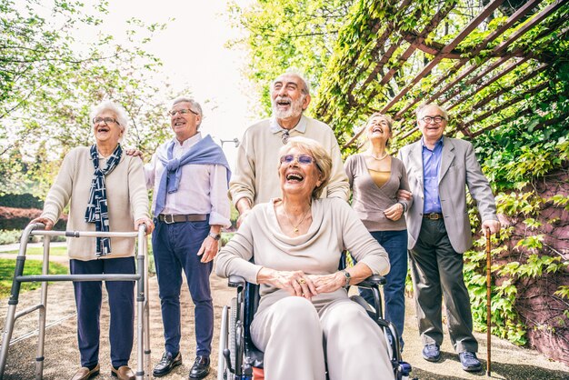 Senior persone che camminano all'aperto