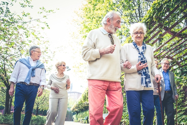 Senior persone che camminano all'aperto