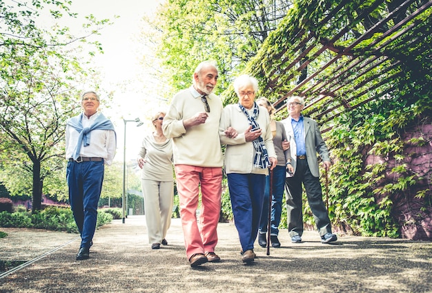 Senior persone che camminano all'aperto