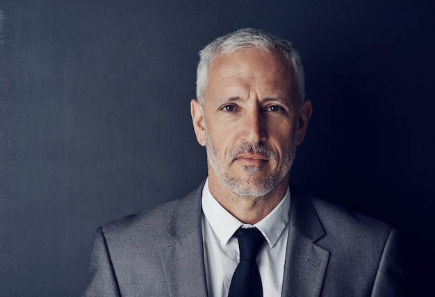 Senior serio e ritratto di uomo d'affari in studio per azienda o manager professionale Orgoglio e fiducia del capo con il volto dell'amministratore delegato maschio su sfondo nero per spazio dirigenziale e mockup