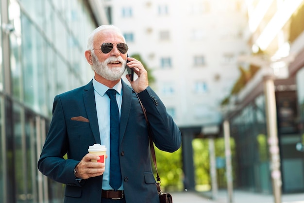 Senior uomo d'affari che parla al telefono con il cliente