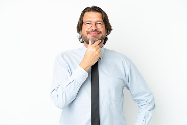 Senior uomo d'affari olandese isolato su sfondo bianco con gli occhiali e sorridente