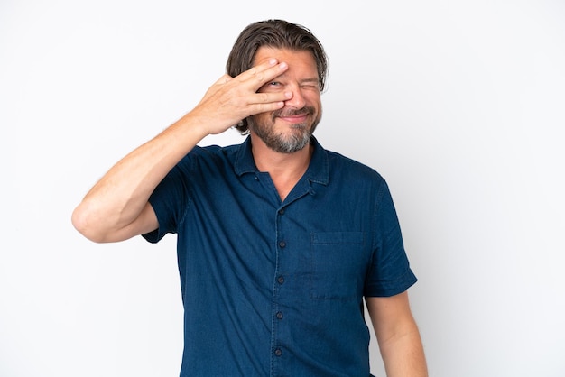 Senior uomo olandese isolato su sfondo bianco che copre gli occhi con le mani e sorridente