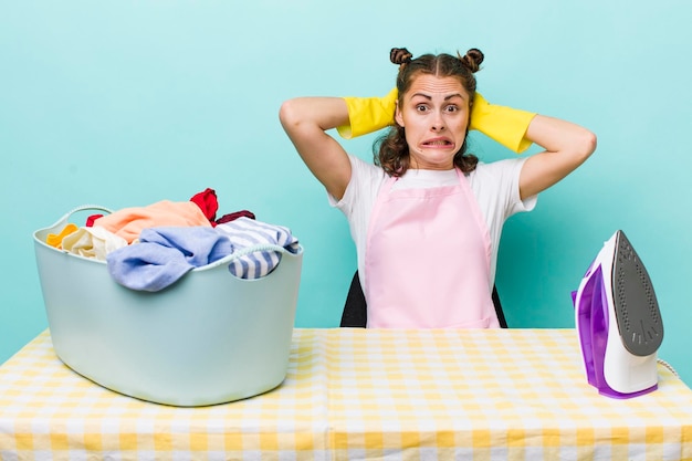 Sensazione di stress ansioso o spaventato con le mani sulla testa