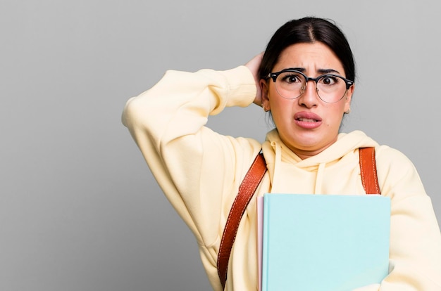 Sensazione di stress ansioso o spaventato con le mani sulla testa