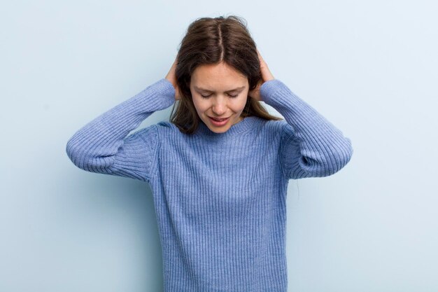 sensazione di stress e frustrazione alzando le mani alla testa sensazione di stanchezza infelice e con emicrania