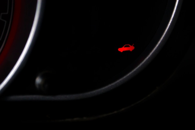 Sensori sul cruscotto dell'auto che segnalano che ti sei dimenticato di chiudere il baule conducente fai attenzione