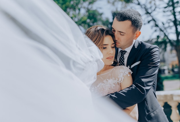 Sensuale ritratto di una giovane coppia. Foto di matrimonio all'aperto