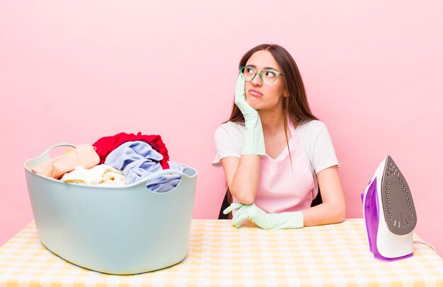 Sentendosi annoiato, frustrato e assonnato dopo un periodo faticoso